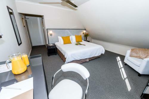 Hostal Le Petit Chateau Guest House