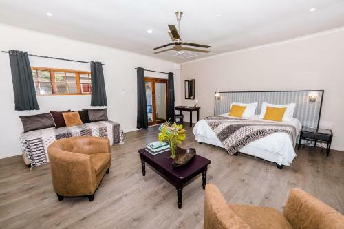 Hostal Le Petit Chateau Guest House