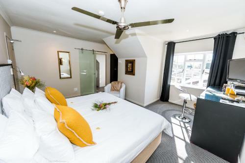 Hostal Le Petit Chateau Guest House