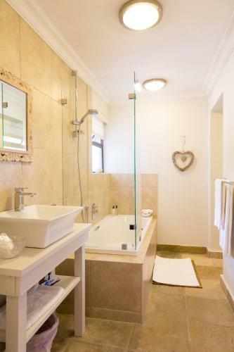 Hostal Four Palms Accommodation & Conferencing