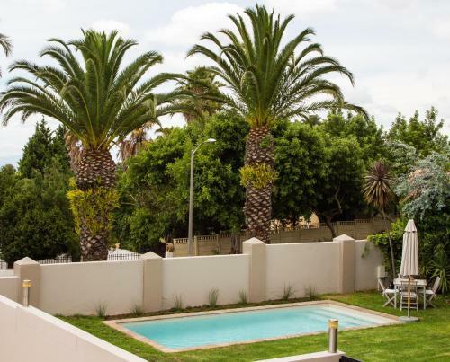 Hostal Four Palms Accommodation & Conferencing