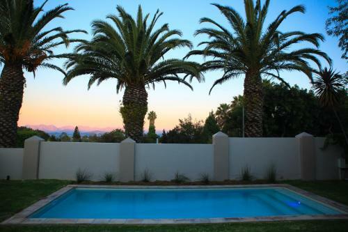 Hostal Four Palms Accommodation & Conferencing