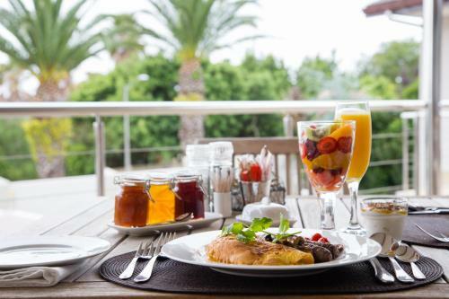 Hostal Four Palms Accommodation & Conferencing
