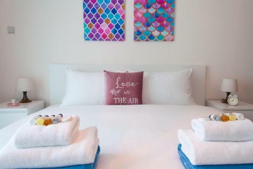 Apartamento Upgraded 2 Bd W Sea Views - Accommodates 6!