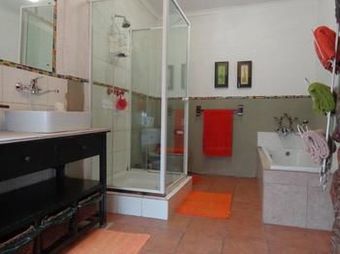 Hostal Treetops & Treats Guest House