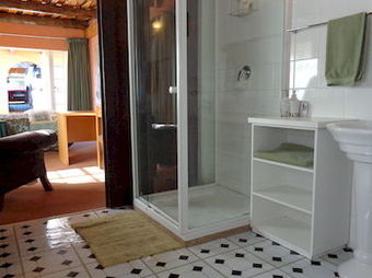 Hostal Treetops & Treats Guest House