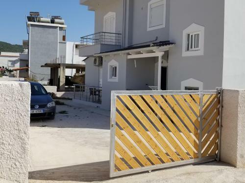Hostal Villa Leni Oruci