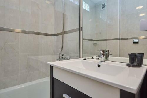 Apartment In Monserrat