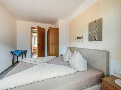 Attractive Apartment In Hainzenberg With Ski Storage