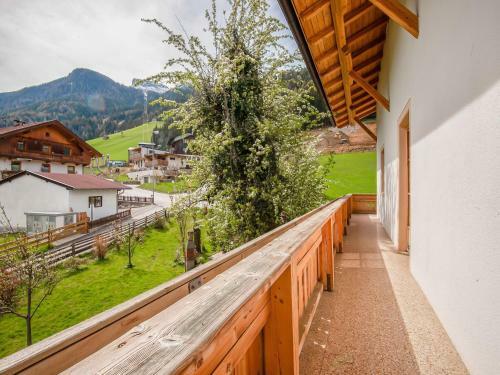 Attractive Apartment In Hainzenberg With Ski Storage