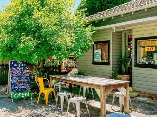 Gibraltar Getaway - Cute, Comfortable & Close To Town
