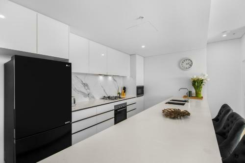 Top Floor 3 Bed Apartment With Million Dollar Views