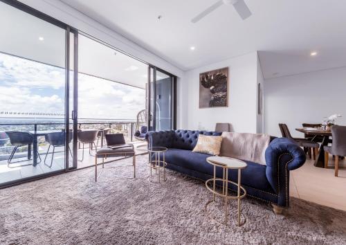 Top Floor 3 Bed Apartment With Million Dollar Views
