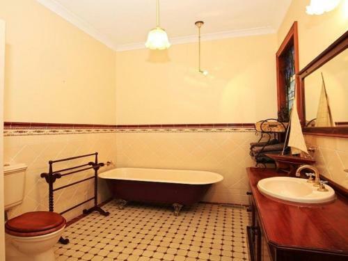 Sarnia - Period Home In Garden Oasis With Pool