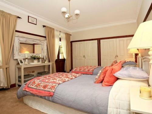 Sarnia - Period Home In Garden Oasis With Pool
