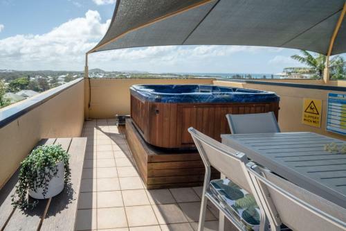 Coolum Beach 3 Level Townhouse Private Rooftop Terrace Spa Overlooking Mount Coolum