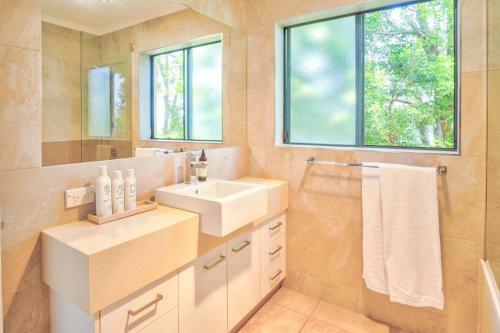Coolum Beach 3 Level Townhouse Private Rooftop Terrace Spa Overlooking Mount Coolum
