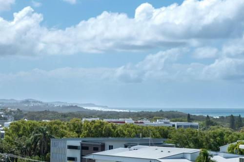 Coolum Beach 3 Level Townhouse Private Rooftop Terrace Spa Overlooking Mount Coolum