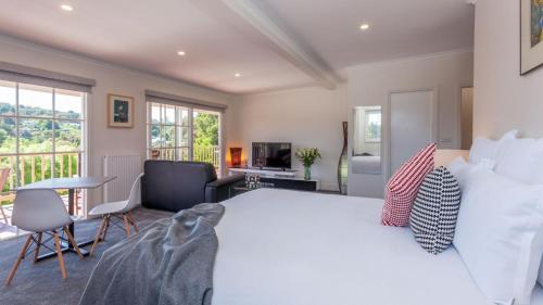 Balconies Lakeside - Studio Apartment 1