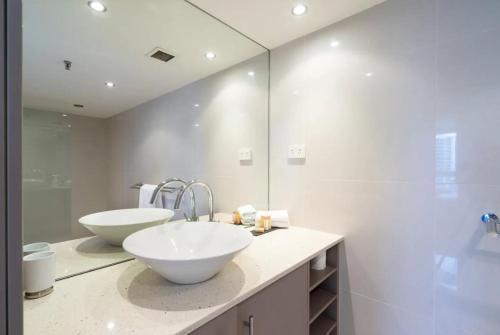 Resort Style Beach Apartment - Surfers Paradise