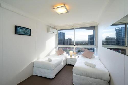 Resort Style Beach Apartment - Surfers Paradise
