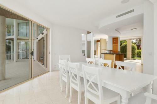 Stunning 4bd Waterfront Paradise With Pool