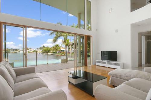 Stunning 4bd Waterfront Paradise With Pool