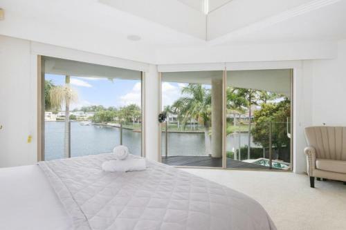 Stunning 4bd Waterfront Paradise With Pool