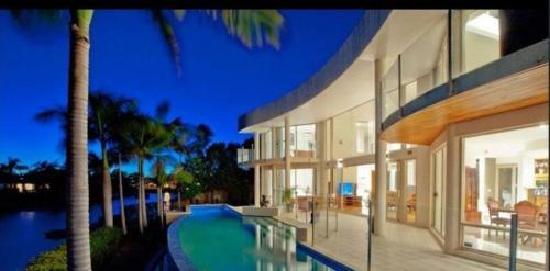 Stunning 4bd Waterfront Paradise With Pool