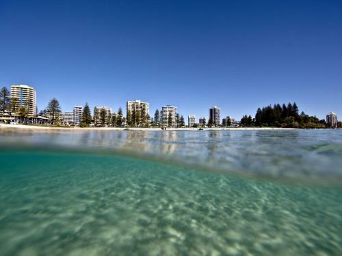 Rainbow Pacific Unit 15 - Great Value 2 Bedroom Beachfront Unit In Rainbow Bay Coolangatta