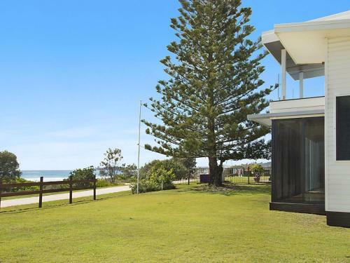 Abode On Bilinga - Absolute Beachfront Holiday Home Walk Over The Sand Dunes To The Ocean