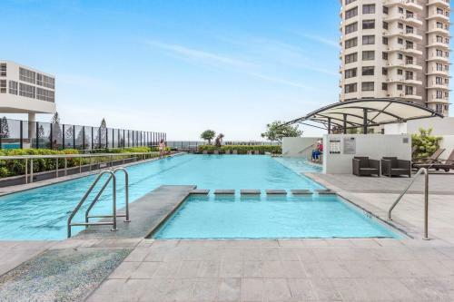 Stylish Beachside Apartment With Gym, Pool, Views