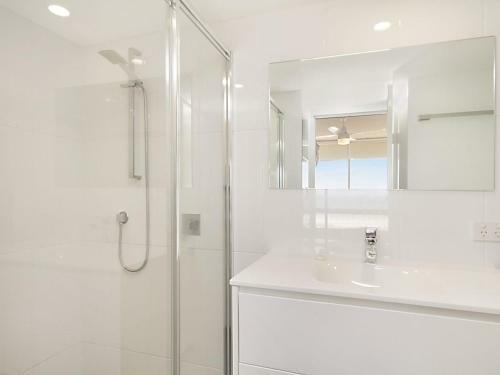 Kooringal Unit 20 - Right On The Beachfront In A Central Location Coolangatta