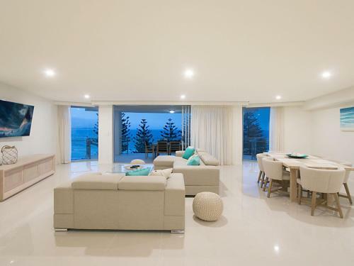 The Garland Unit 702 Beachfront Apartment In Rainbow Bay Coolangatta