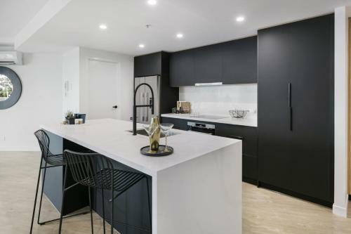 3 Bedroom Wow Factor Executive Apartment - Wings Resort Surfers Paradise