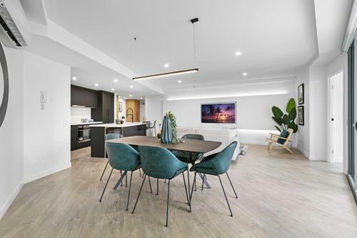 3 Bedroom Wow Factor Executive Apartment - Wings Resort Surfers Paradise