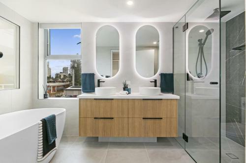 3 Bedroom Wow Factor Executive Apartment - Wings Resort Surfers Paradise