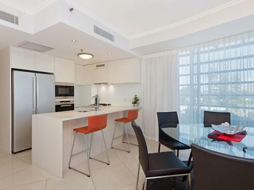 Reflections Tower 2 Unit 401 - Beachfront, Views And In A Great Location