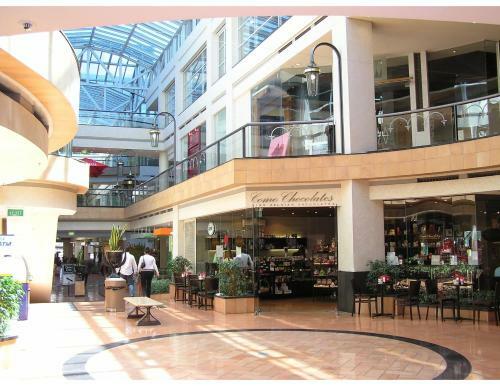 Apartamento Shop Til You Drop At Sleek Unit In Hip Area
