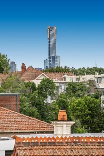 Oversized Apartment Close To City, Parks, Mcg