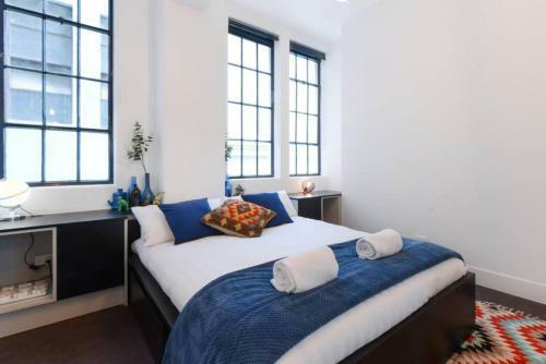 Spacious Designer Warehouse Melbourne Cbd Apartment