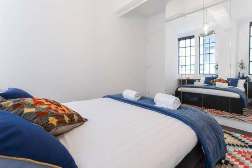 Spacious Designer Warehouse Melbourne Cbd Apartment