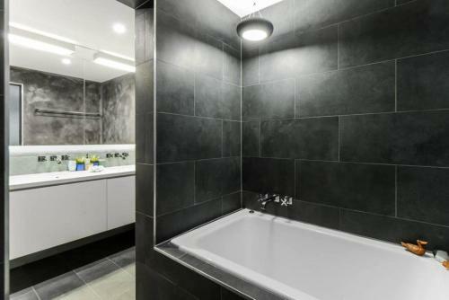 Spacious Designer Warehouse Melbourne Cbd Apartment