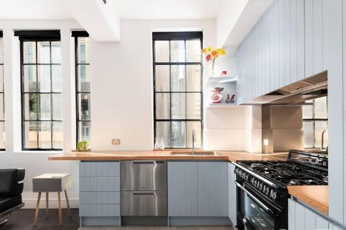 Spacious Designer Warehouse Melbourne Cbd Apartment