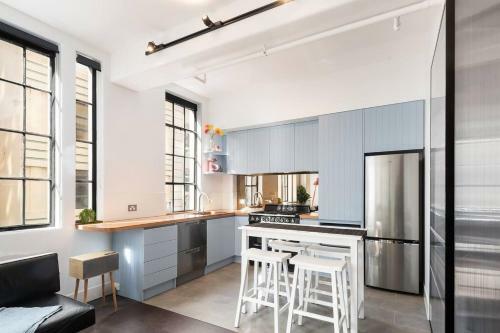 Spacious Designer Warehouse Melbourne Cbd Apartment