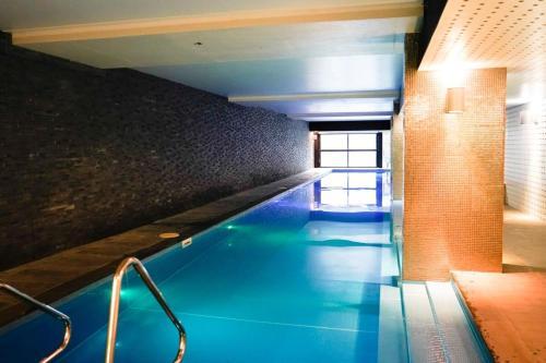 Apartamento Modern 2bd W City Views Pool Gym And Rooftop