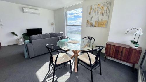 Modern Docklands Apartment City View 3b Lv34
