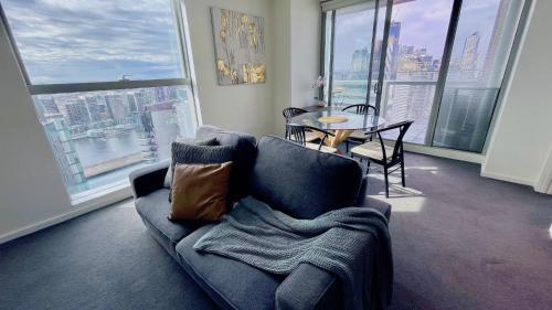 Modern Docklands Apartment City View 3b Lv34