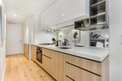 Modern Apartment With Balcony Near Kings Domain