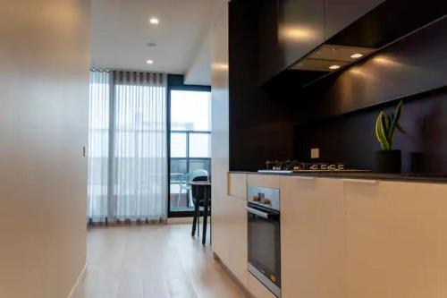 Modern 1 Bedroom Apartment South Yarra